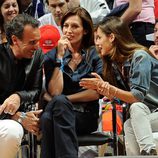 Marco Severini, Nieves Álvarez y Ariadne Artiles en el partido de baloncesto Real Madrid-Barcelona