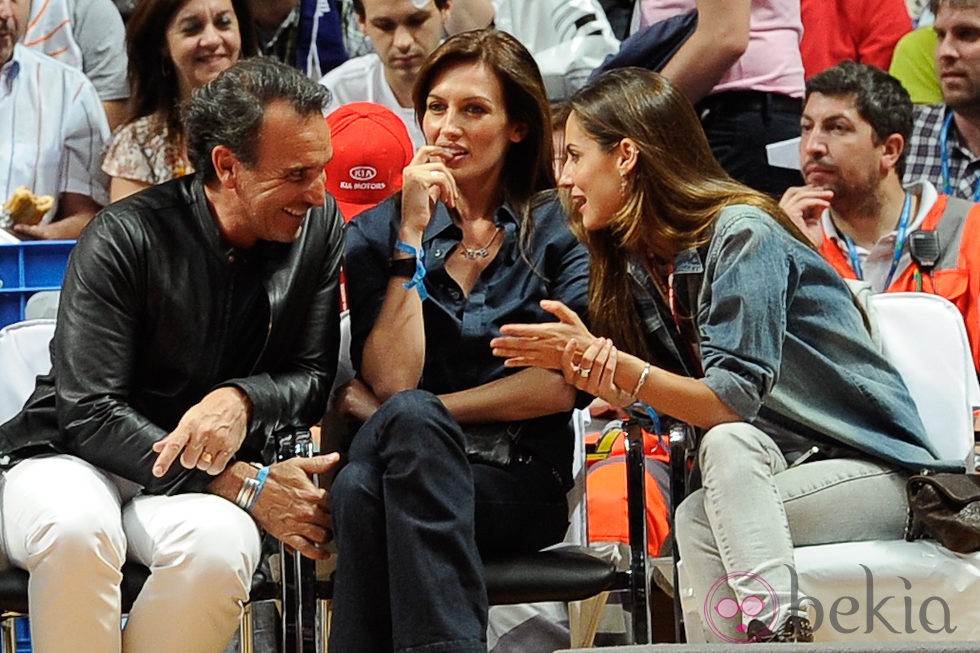 Marco Severini, Nieves Álvarez y Ariadne Artiles en el partido de baloncesto Real Madrid-Barcelona