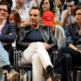 Luis Medina, Marco Severini y Nieves Álvarez en el partido de baloncesto Real Madrid-Barcelona