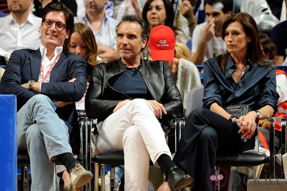 Luis Medina, Marco Severini y Nieves Álvarez en el partido de baloncesto Real Madrid-Barcelona