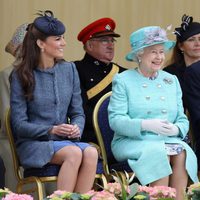 Los Duques de Cambridge y la Reina Isabel II en Nottingham