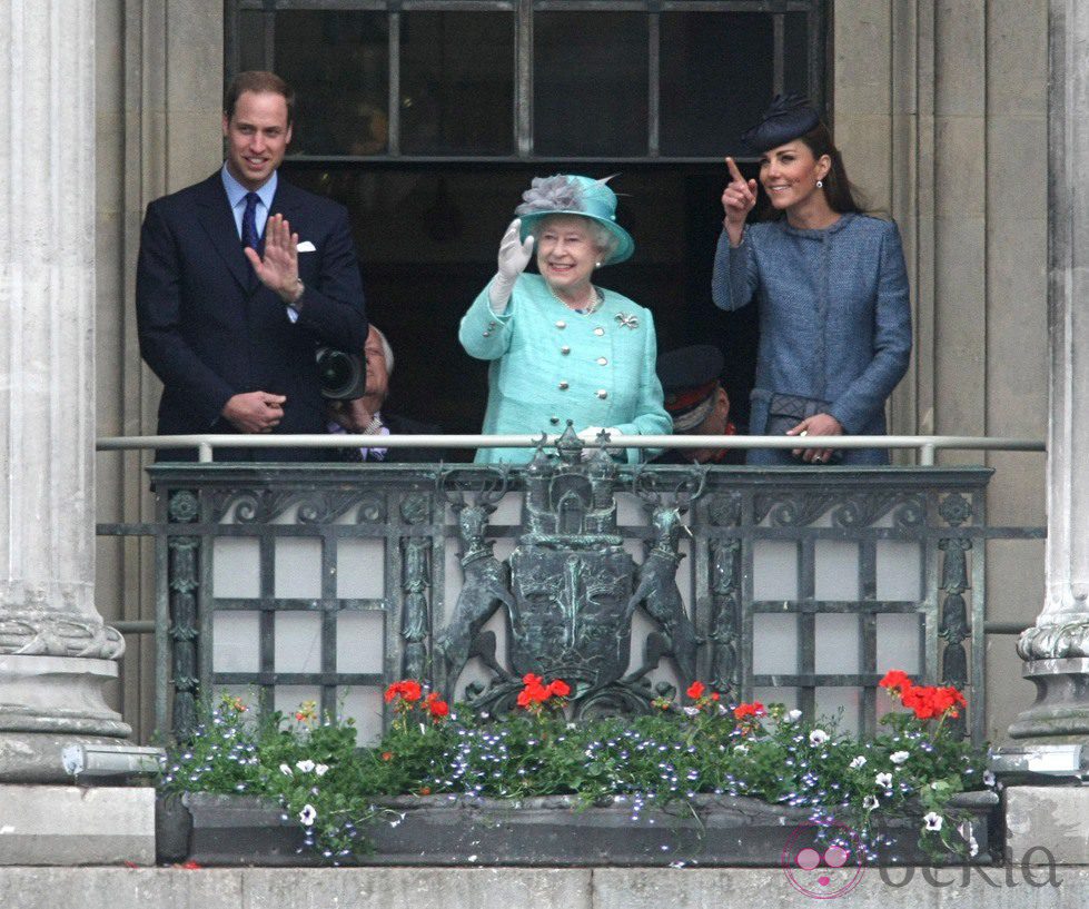 La Reina Isabel y los Duques de Cambridge saludan en Nottingham