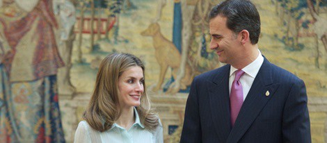 Felipe y Letizia, muy cómplices en la reunión con los Patronatos de la Fundación Príncipe de Asturias