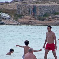 Raúl juega en el mar con hijos durante sus vacaciones en Formentera