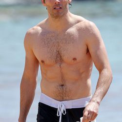 James Marsden con el torso desnudo en una playa de Hawaii