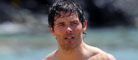 James Marsden con el torso desnudo en una playa de Hawaii