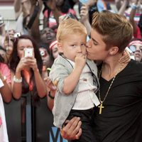 Justin Bieber con su hermano en los MuchMusic Video Awards 2012