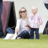 Zara Phillips y Savannah Phillips en un partido de polo benéfico