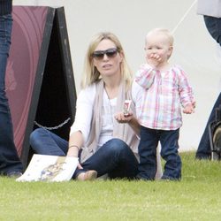 Zara Phillips y Savannah Phillips en un partido de polo benéfico