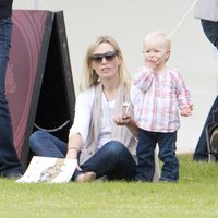 Zara Phillips y Savannah Phillips en un partido de polo benéfico