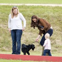 Autumn Kelly, la Duquesa de Cambrige, Lupo y Savannah Phillips en un partido de polo benéfico