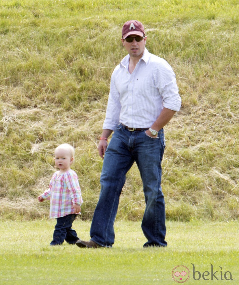 Peter Phillips y su hija Savannah en un partido de polo benéfico