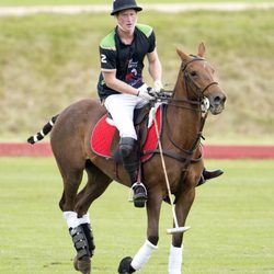 El Príncipe Harry disputa un partido de polo benéfico