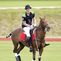 El Príncipe Harry disputa un partido de polo benéfico