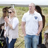 Zara Phillips y Mike Tindall en un partido de polo benéfico