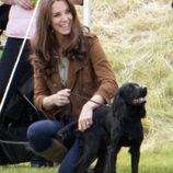 La Duquesa de Cambridge con Lupo en un partido de polo benéfico