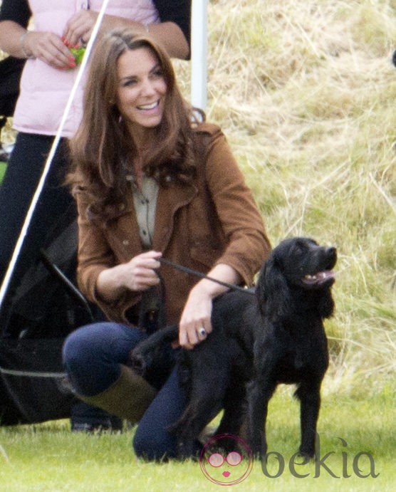 La Duquesa de Cambridge con Lupo en un partido de polo benéfico