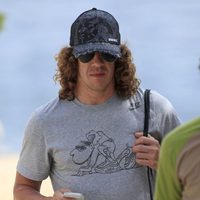 Carles Puyol se recupera de su lesión de rodilla de vacaciones en Ibiza