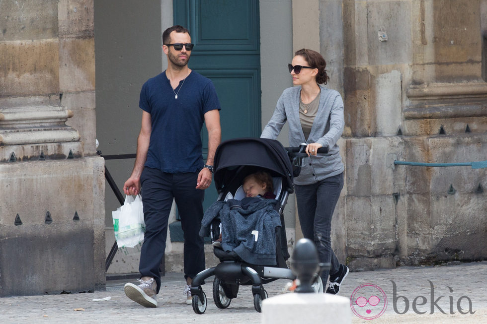 Natalie Portman pasea por París con su marido Benjamin Millepied y su hijo Aleph