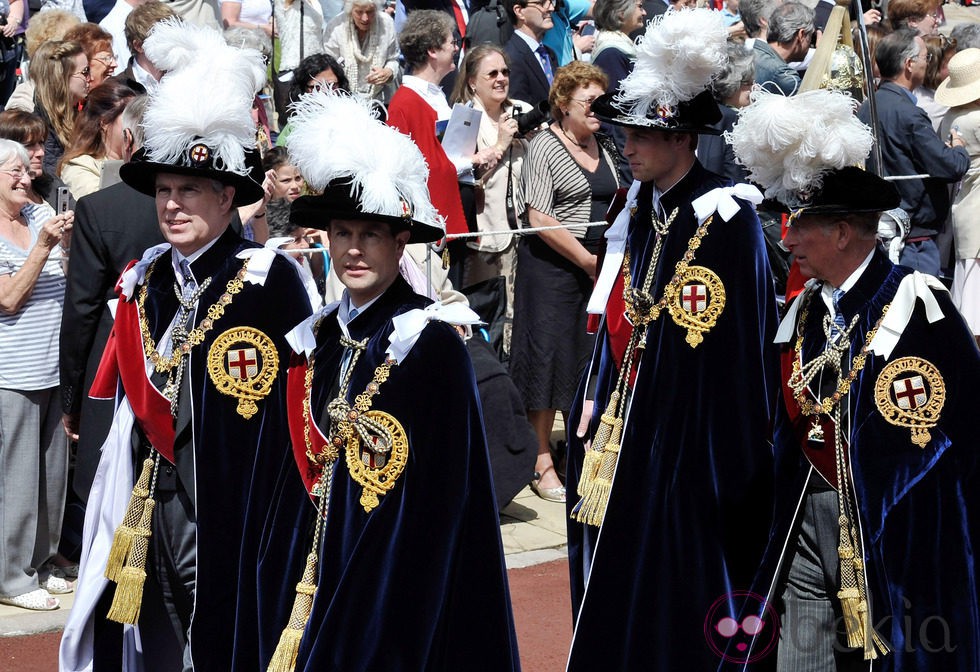 Los Príncipes Andrés, Eduardo, Guillermo y Carlos de Inglaterra en la ceremonia de la Orden de la Jarretera