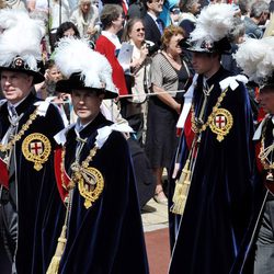 Los Príncipes Andrés, Eduardo, Guillermo y Carlos de Inglaterra en la ceremonia de la Orden de la Jarretera