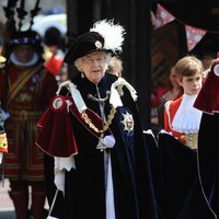 La Reina Isabel II en la ceremonia de la Orden de la Jarretera