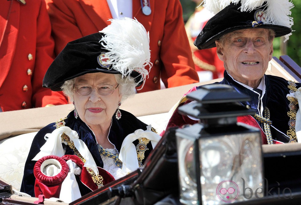 La Reina Isabel y el Duque de Edimburgo en la ceremonia de la Orden de la Jarretera