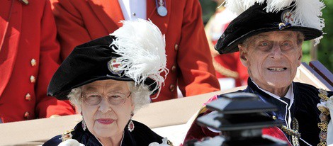 La Reina Isabel y el Duque de Edimburgo en la ceremonia de la Orden de la Jarretera