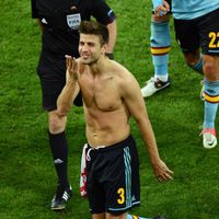 Gerard Piqué con el torso desnudo lanza un beso a Shakira tras ganas a Croacia en la Eurocopa 2012