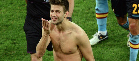 Gerard Piqué con el torso desnudo lanza un beso a Shakira tras ganas a Croacia en la Eurocopa 2012