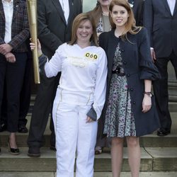 Janet Baker y Beatriz de York con la antorcha olímpica