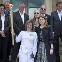 Janet Baker y Beatriz de York con la antorcha olímpica