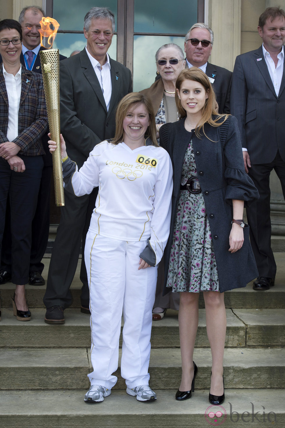 Janet Baker y Beatriz de York con la antorcha olímpica