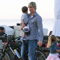 Fernando Torres con su mujer Olalla Domínguez y sus hijos Leo y Nora en Polonia