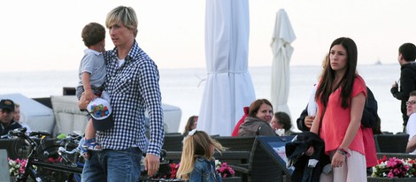 Fernando Torres con su mujer Olalla Domínguez y sus hijos Leo y Nora en Polonia