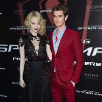 Emma Stone y Andrew Gardfield en la presentación de 'The Amazing Spiderman' en París