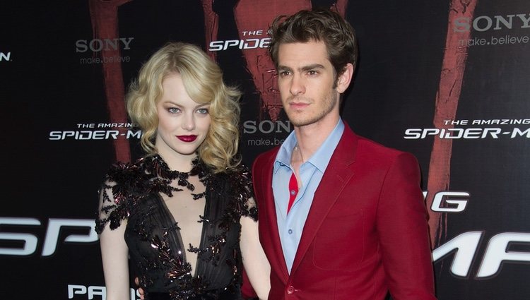 Emma Stone y Andrew Gardfield en la presentación de 'The Amazing Spiderman' en París