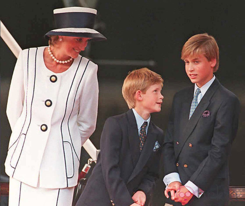 Diana de Gales y los Príncipes Guillermo y Enrique en 1995