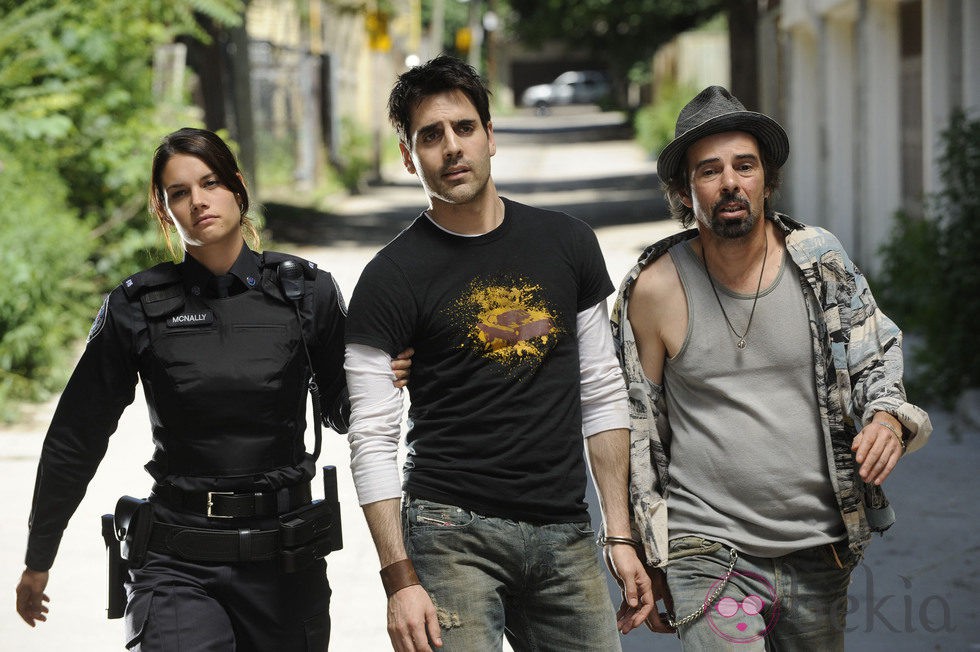 Missy Perigrym de la nueva serie de Divinity 'Rookie Blue' junto a dos delincuentes