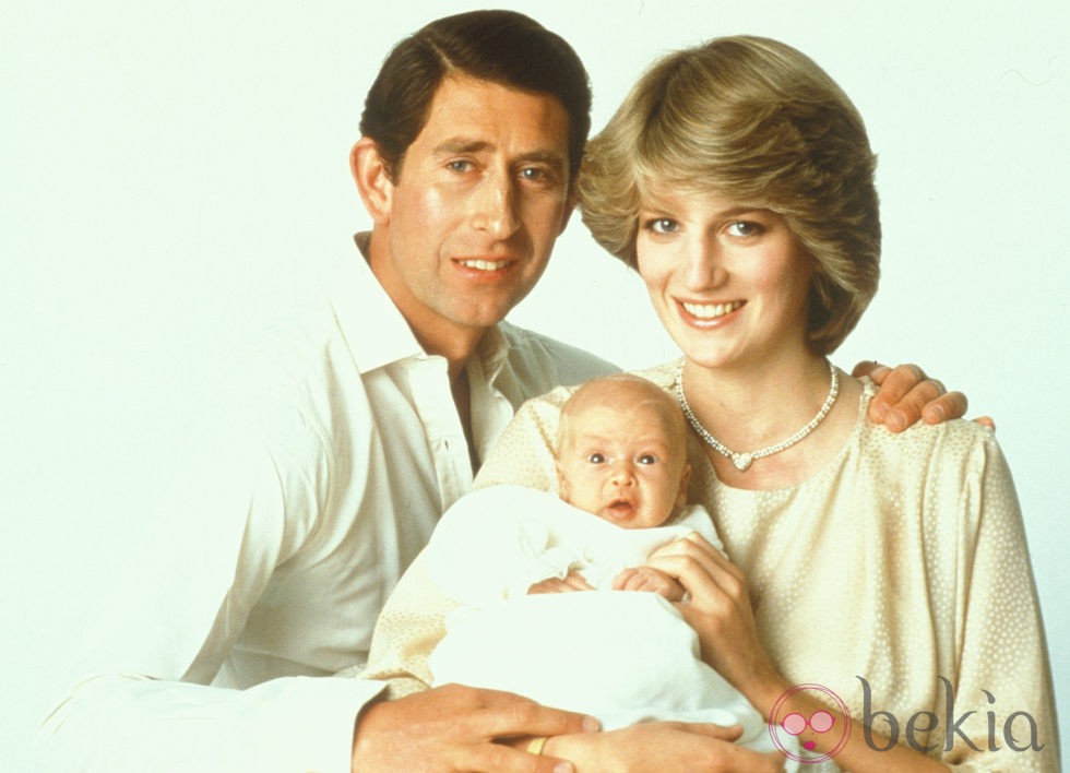 Carlos y Diana de Gales con un recién nacido Príncipe Guillermo en 1982