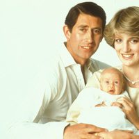 Carlos y Diana de Gales con un recién nacido Príncipe Guillermo en 1982