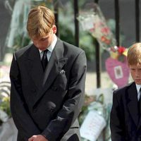 Los Príncipes Guillermo y Enrique en el funeral de Lady Di en 1997