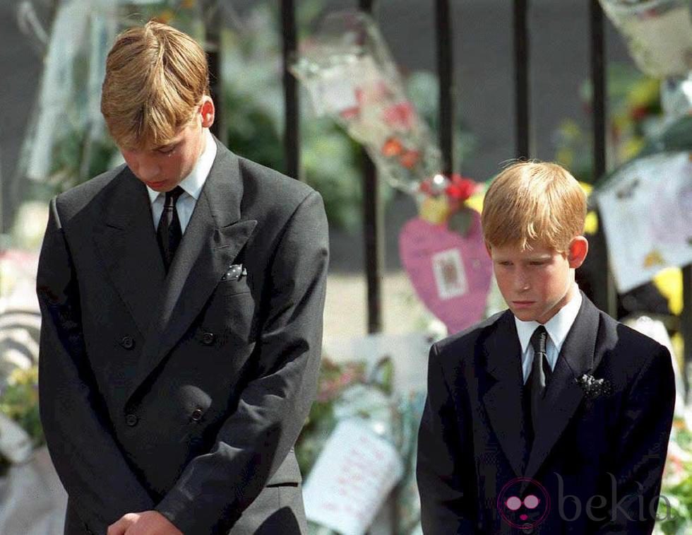 Los Príncipes Guillermo y Enrique en el funeral de Lady Di en 1997