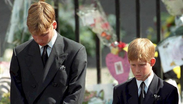 Los Príncipes Guillermo y Enrique en el funeral de Lady Di en 1997