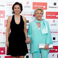 Isabel Gemio y Lola Herrera en la cena de la Fundación Isabel Gemio