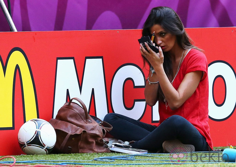 Sara Carbonero se retoca la cara a pie de campo en la Eurocopa