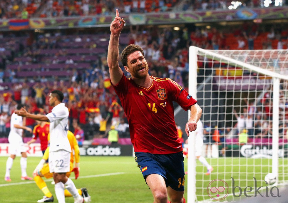 Xabi Alonso celebra su gol en el España - Francia de la Eurocopa