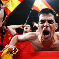 Un fan español anima a La Roja durante el España - Francia