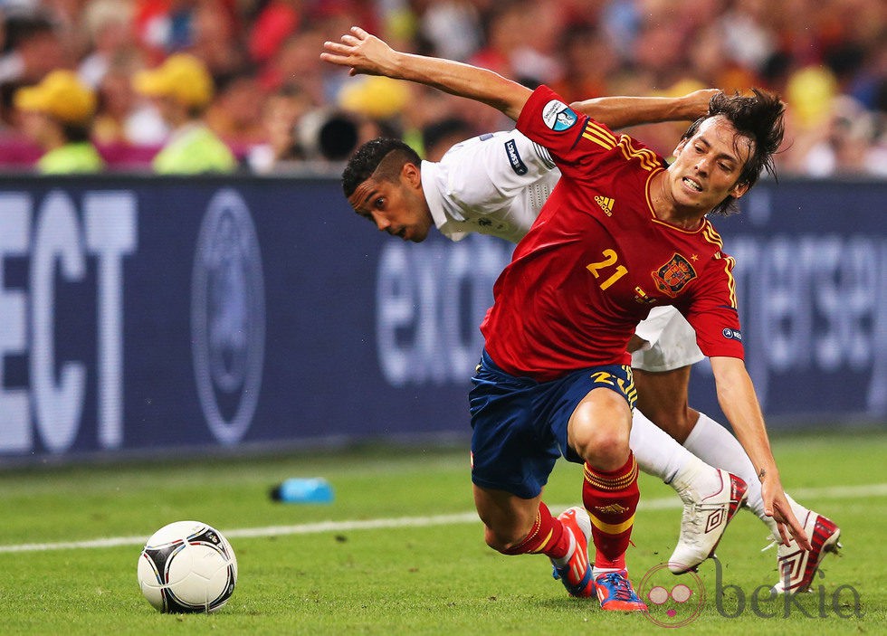 Clichy y David Silva se disputan el balón en el España - Francia de la Eurocopa