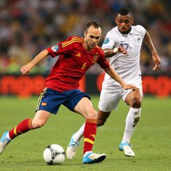 Iniesta y M'Vila en el España - Francia de la Eurocopa 2012